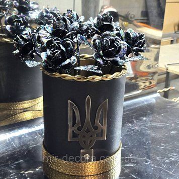 Вазон кований на пам'ять захиснику круглий з гербом України чорний з чорними блискучими трояндами (2503417984) Букет сол. чорн. 10 шт фото