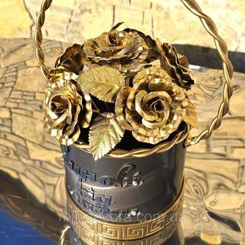 Кована корзина кругла з трояндами на Алею Слави з написом &laquo;Синові від мами&raquo; чорно-золота (2515227619) Кошик сину від мами золот фото