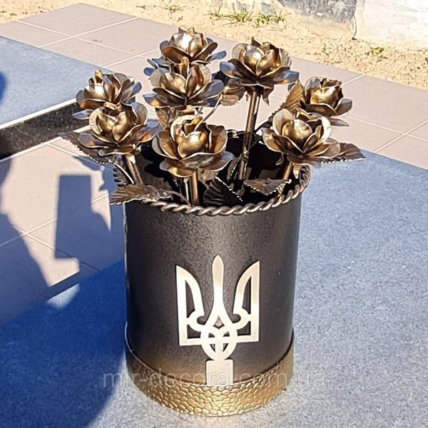 Вазон кований на пам'ять захиснику круглий з гербом України чорно-бронзовий (2389834489) Букет с гербом D-22 фото